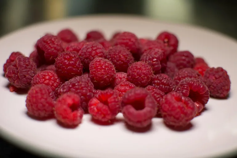 How to wash raspberries properly?